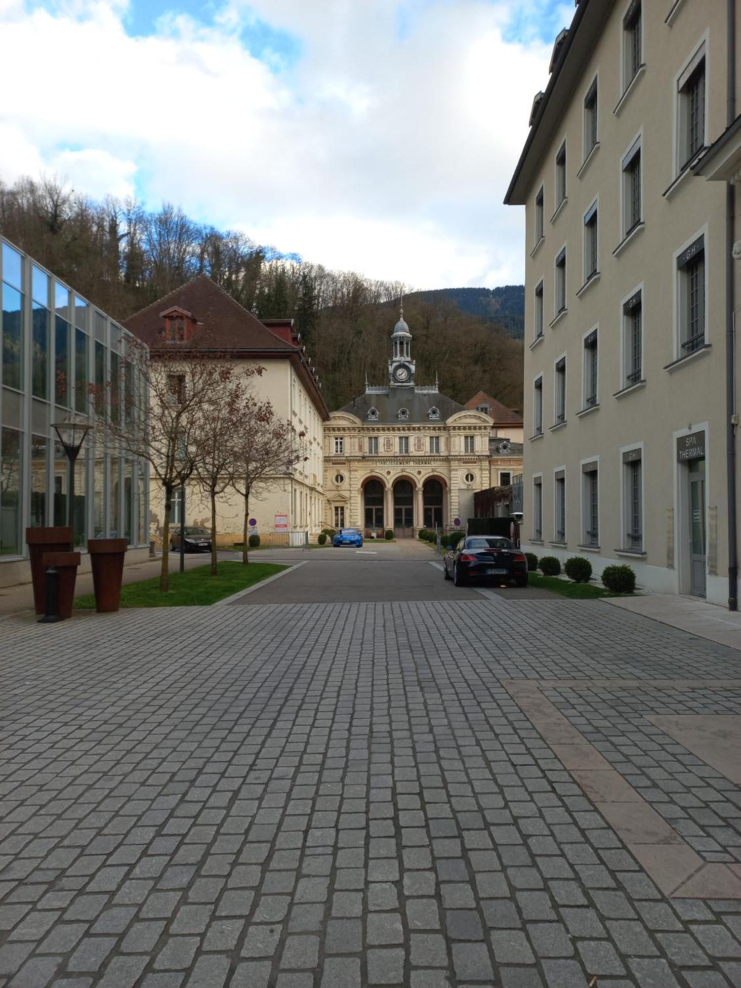 Residence Du Parc Saint-Martin-dʼUriage Buitenkant foto